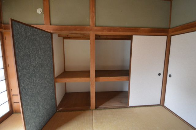 上津2丁目貸家の収納