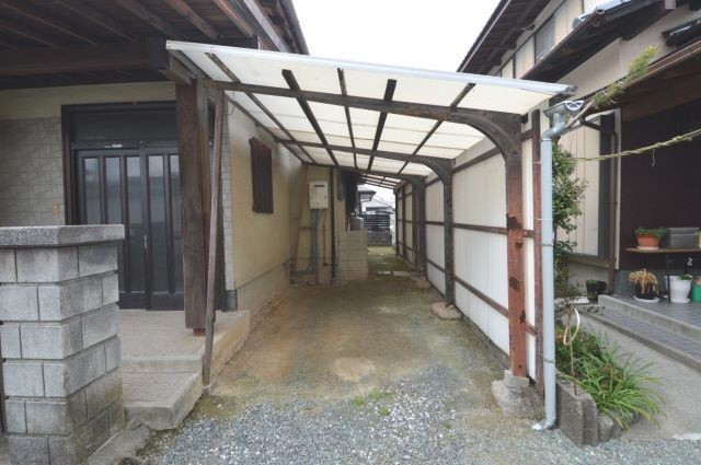 上津2丁目貸家の駐車場
