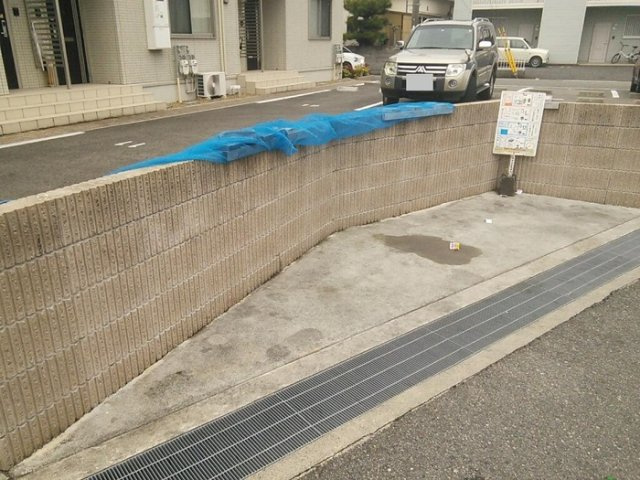 ヴィルヌーブサンティーエの駐車場