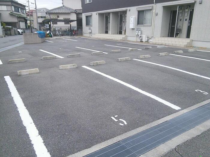 ヴィルヌーブサンティーエの駐車場