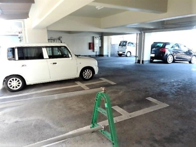 ドールハウス雄郡の駐車場