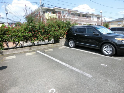 【駐車場】 | グリーンヒルズ | 敷地内の駐車場をご利用いただけます。