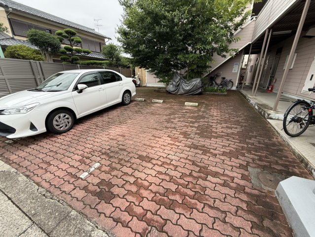 ハピネス桂の駐車場