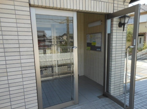 クレスト植田のエントランス