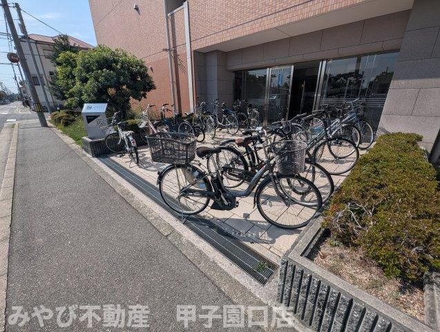 アプリーレ西宮武庫川のエントランス