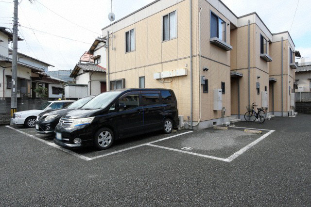ヴィーブルコートA棟の駐車場