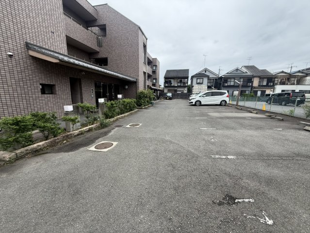 グリーンハイム平井の駐車場
