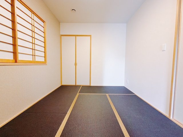 【中古戸建】渋川市北橘町上南室の和室|■1階和室｜和室でしか味わえない畳ならではの香りや素材で和のやすらぎを感じてください♪休日はお子様とお昼寝するのにも最適です！