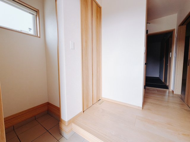【中古戸建】渋川市北橘町上南室の玄関|■玄関｜太陽の光をたっぷり採り込む南玄関☆ご家族の靴がたくさんしまえる下駄箱付き。お子様の靴がこれから増えても安心な大きさです。