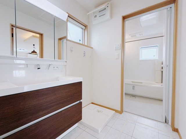 【中古戸建】渋川市北橘町上南室の独立洗面台|■洗面室｜ゆとりのある洗面脱衣室ではお子様と並んで歯磨きもできるので一緒に成長を楽しめます♪ひろびろとした洗面室で、朝の準備も楽しくなります☆.*