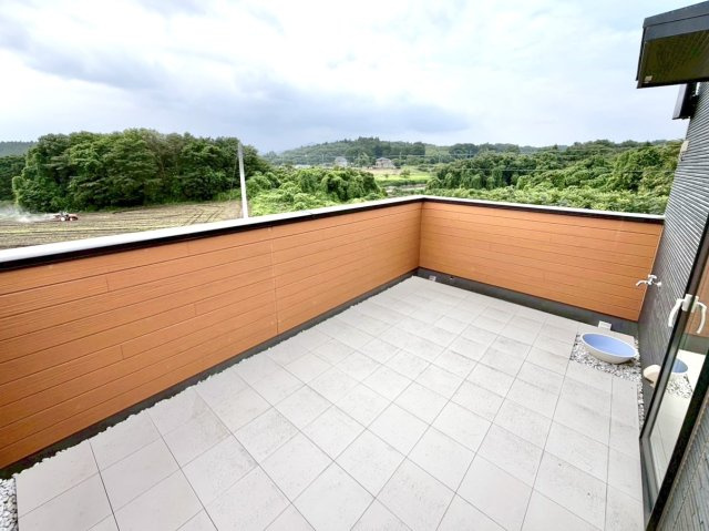 【中古戸建】渋川市北橘町上南室のバルコニー|■バルコニー｜ワイドバルコニーは、溜め込んでしまったお洗濯物を一気に干すことができるくらいのスペースがあります。二部屋から出入り可能なのでお布団などもラクラク干せますね♪