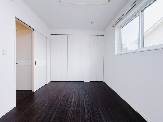 【中古戸建】渋川市北橘町上南室の洋室|■2階洋室｜ナチュラルカラーの床です。模様替えなどとても楽しく工夫できます♪陽当たり、風通しもとても良いので毎日快適な生活スタートです！子供部屋にも良いですね♪