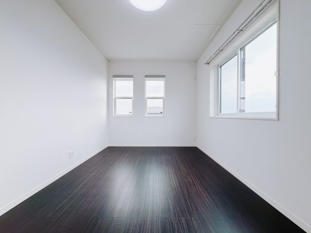 【中古戸建】渋川市北橘町上南室の洋室|■2階洋室｜2面採光で明るい2階の洋室。全部屋フローリングなので、お掃除がしやすいです♪大きな収納もあって嬉しい！