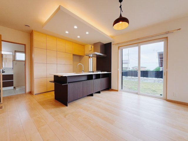 【中古戸建】渋川市北橘町上南室の居間・リビング|■リビング｜落ち着きのある表情を見せるリビングダイニング。太陽の光がたっぷり差し込むリビングは、自然とご家族が集まる居心地の良い空間です。