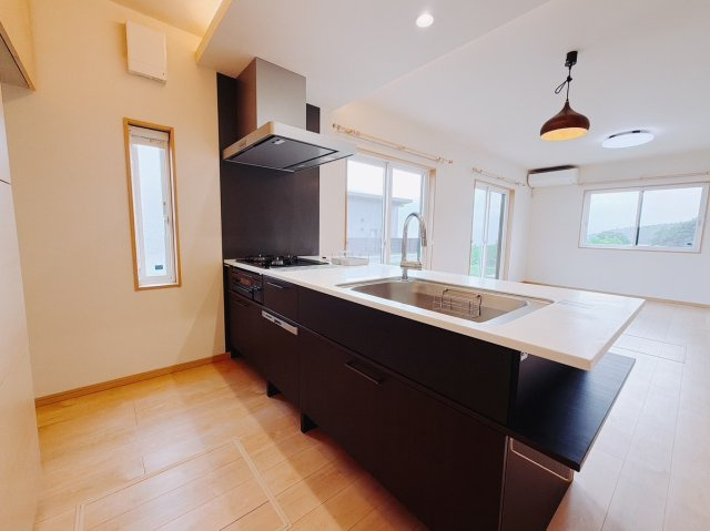 【中古戸建】渋川市北橘町上南室のキッチン|■キッチン｜作業がはかどる広々カウンタースペース。会話がはずむ「オープンキッチン」なので家族とのコミュニケーションも活発になります。