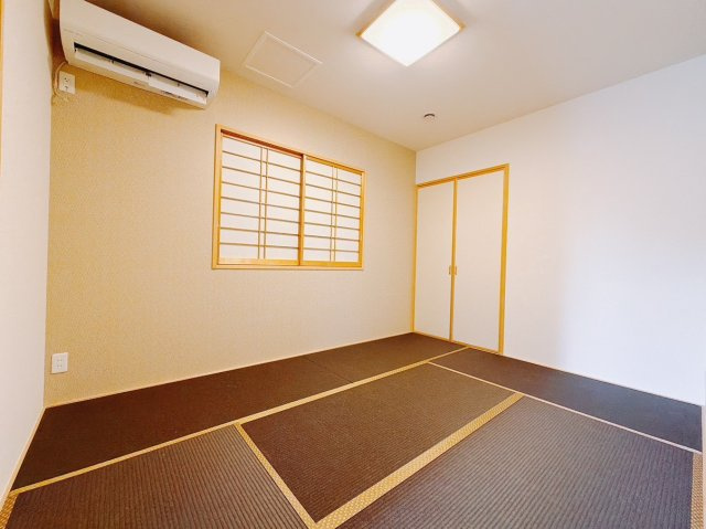 【中古戸建】渋川市北橘町上南室の和室|■1階和室｜リビングと繋がっている和室は、お子様の様子を見守りながらお洗濯物を畳んだり、家事の合間のちょっとした休憩やのんびりお昼寝にも♪セカンドリビングとしてもお使いいただけます。