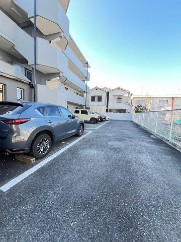 REBANGA武庫之荘アパートメントの駐車場|カースペースがあります