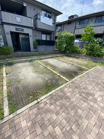 アネシス愛宕山Ⅱ棟の駐車場
