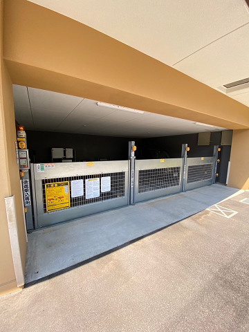 セレニテ甲子園プリエの駐車場