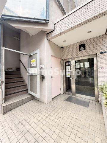 PLUS・OｎEのエントランス|落ち着いたエントランスです