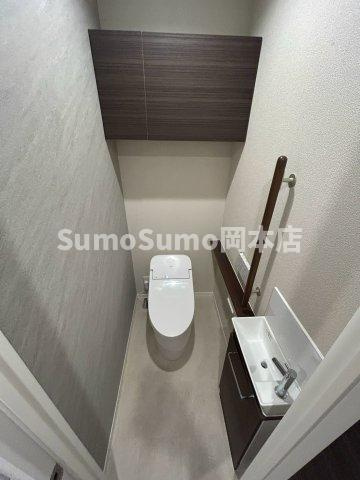 エリーニのトイレ|落ち着いた色調のトイレです