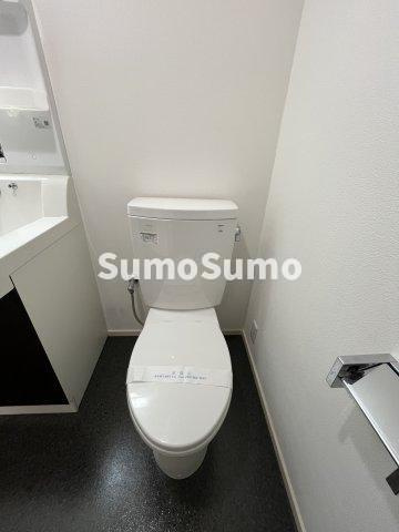 Ｍアパートメント のトイレ|落ち着いた色調のトイレです