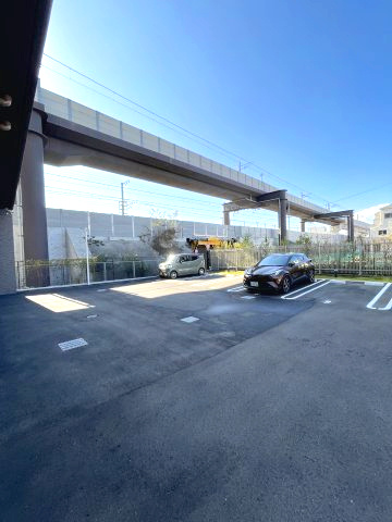 スプランディッド京橋EASTの駐車場