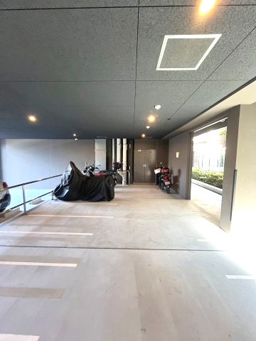 スプランディッド京橋EASTの駐車場