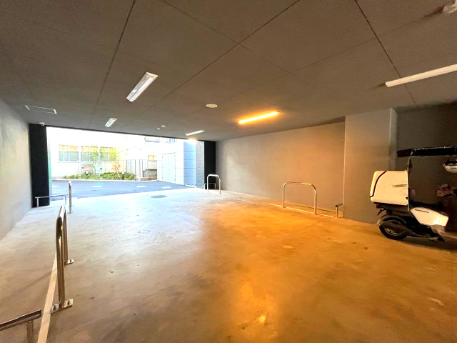 プレサンス東小橋エレディータの駐車場