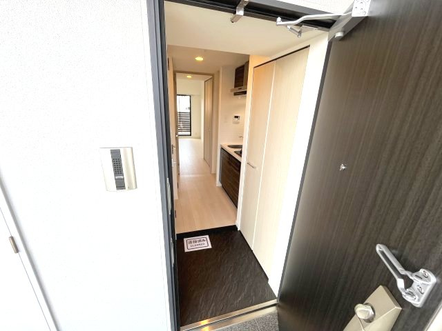 エスリードレジデンス都島シティフロントの玄関|写真は他部屋の反転間取りとなっております。