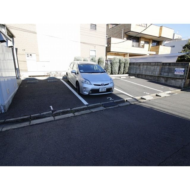 アムール CATSの駐車場