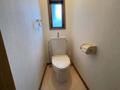 【トイレ】 | 寝屋川市成田東が丘　戸建 | ２階トイレ