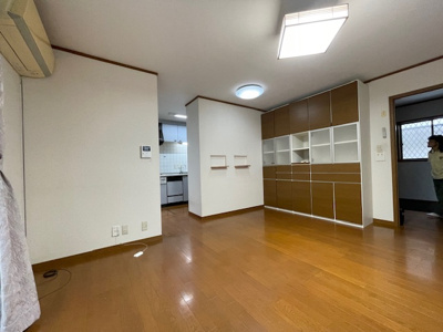 【居間・リビング】 | 寝屋川市成田東が丘　戸建 | 備え付けの棚がございます。