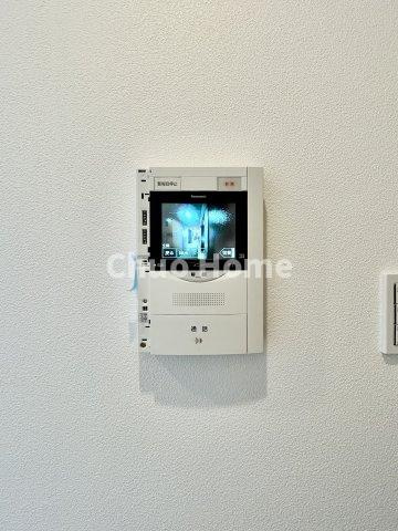 ダイアパレス八広花水木通りトリニティのセキュリティ|【モニターホン】誰が来たかすぐにわかるカラーモニター付きインターホン。通話ボタンを押すまでは室内の音は漏れていませんので相手を確かめてから応対できます。