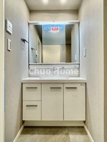 ダイアパレス八広花水木通りトリニティの独立洗面台|【洗面化粧台】洗面化粧台には三面鏡を採用。身だしなみを整えやすい事はもちろんですが、鏡の後ろに収納スペースを設ける事により、散らかりやすい洗面スペースをすっきりさせる事が出来るのも嬉しいですね