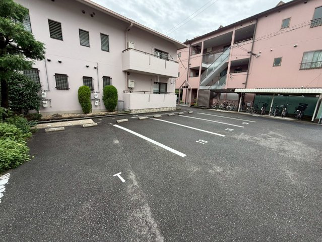 サニーコートティアラの駐車場