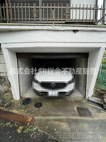 額田町中古戸建の駐車場|シャッター付き車庫なので雨風から愛車を守れます◎便利な物置もございます！