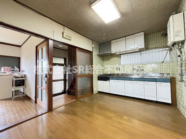 額田町中古戸建のキッチン|キッチン収納も豊富で食器や日用品等もたくさん収納できます！