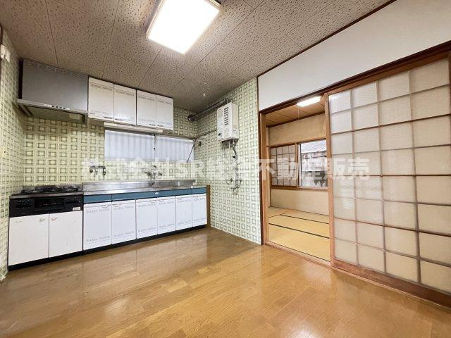 額田町中古戸建のキッチン|ダイニングキッチンには和室と洋室が隣接しており動線も良くご家族とゆったりとお過ごしいただける空間です！
