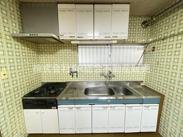 額田町中古戸建のキッチン|壁付けキッチンで、調理中も動きやすいレイアウト！