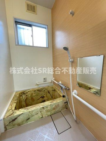 額田町中古戸建の浴室|お風呂には窓もあり、換気がバッチリとできます☆