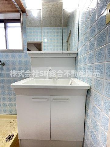 額田町中古戸建の独立洗面台|使いやすさと明るさを兼ね備え、毎日の身支度を快適にサポートします！