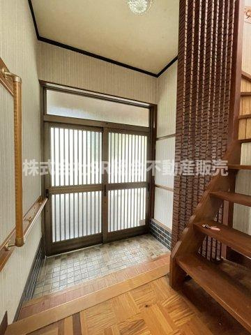 額田町中古戸建の玄関|玄関収納があるのですっきりと整理整頓できます！