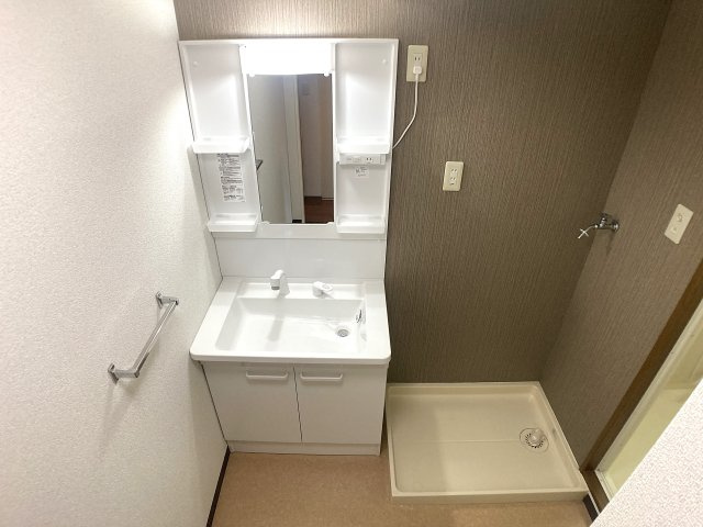 ベガ中上の洗面所|シャワー付きの洗面台、脱衣所も広々してます