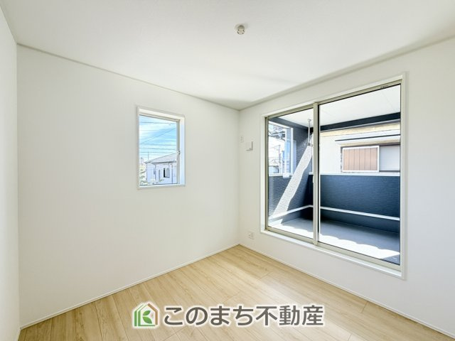 CRADLEGARDEN宇都宮市簗瀬第8の洋室|日差しが差し込む大きな窓の洋室ございます。