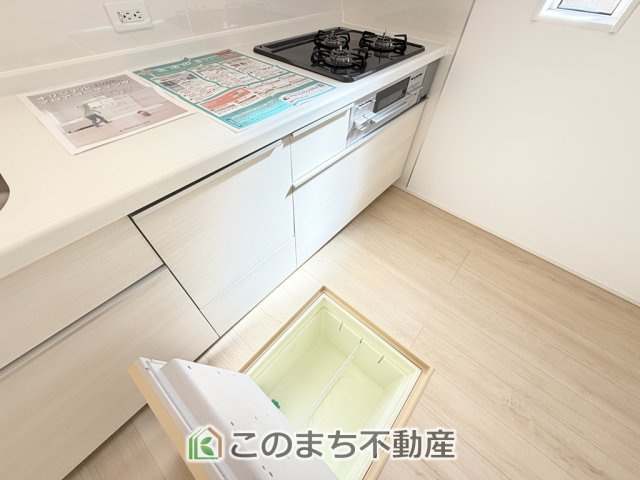 CRADLEGARDEN宇都宮市簗瀬第8の収納|キッチンには床下収納を備え、食品や日用品のストック収納に便利。すっきり片付く使い勝手の良い設備です。
