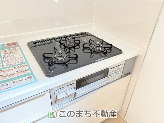 CRADLEGARDEN宇都宮市簗瀬第8のキッチン|三ツ口コンロ採用で、同時調理もスムーズ◎！お料理を並べられるカウンター付きで、配膳・片付けをサポート！リビングで過ごすご家族とコミュニケーションを楽しみながら作業可能です♪