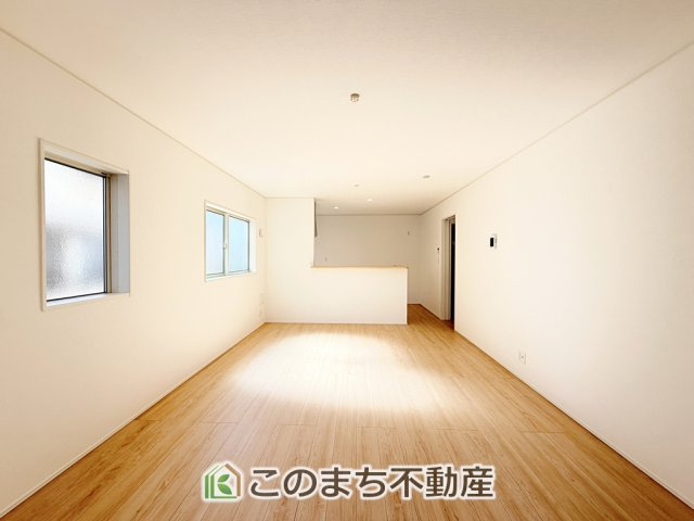 CRADLEGARDEN宇都宮市簗瀬第8の居間・リビング|開放感のある広々としたリビング☆家族みんなでゆったりくつろげます♪
南側から暖かな日差しが差し込みます♪キッチンからリビングの様子がよく見渡せます☆