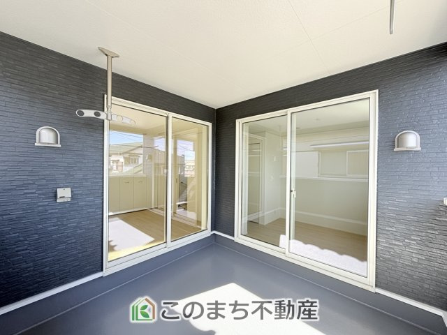 CRADLEGARDEN宇都宮市簗瀬第8のバルコニー|南向きの大型バルコニーは陽当り良好で、たっぷりのお洗濯物もよく乾きます！
さらにインナーバルコニーなので雨の日でも安心してお出かけできますね♪