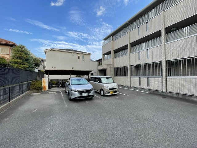 ぺルルIIの駐車場